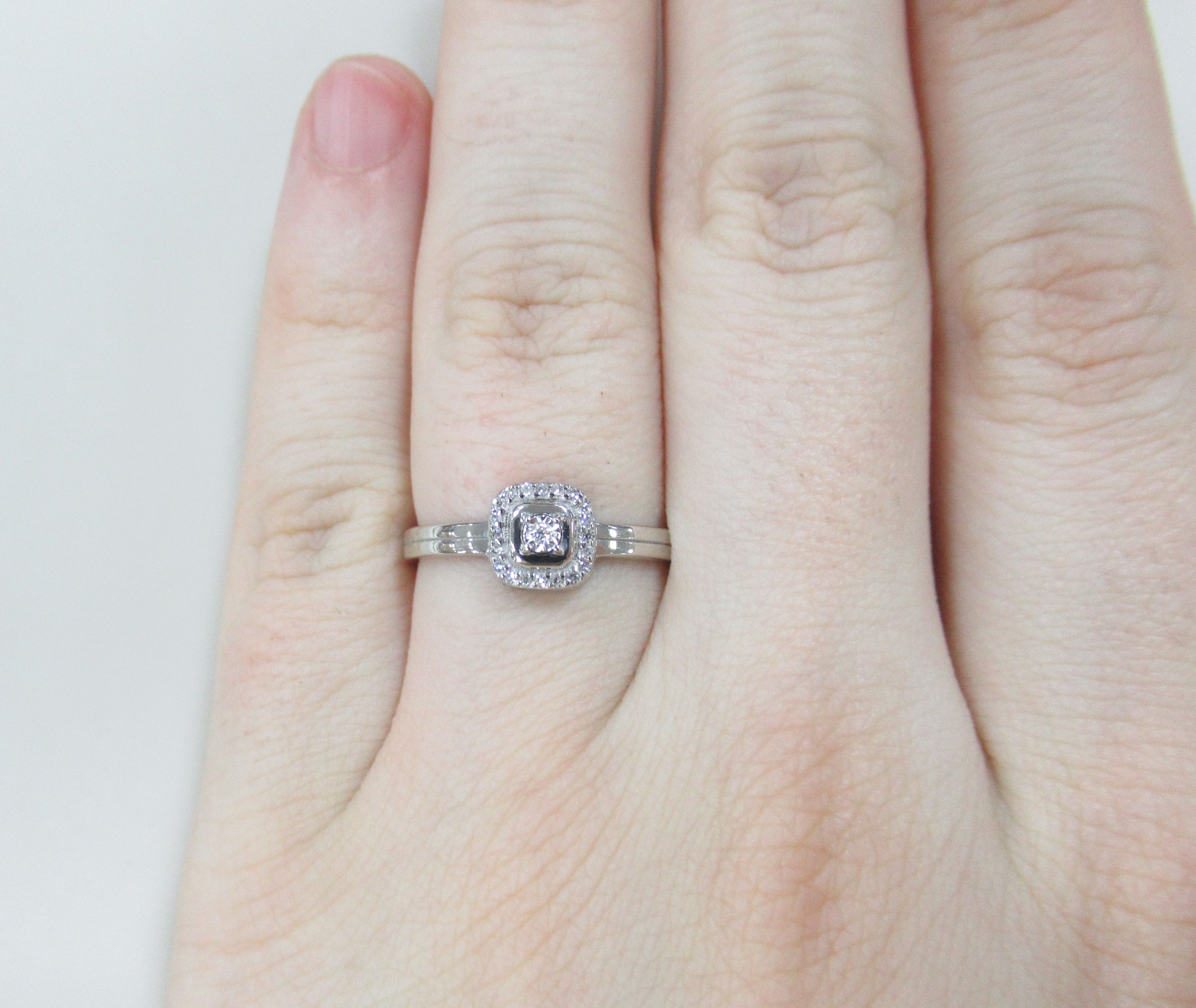 Кольцо из белого золота с бриллиантами